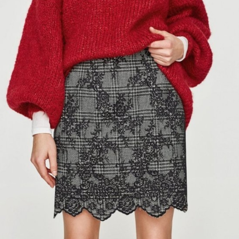 ZARA BLACK AND WHITE SKIRT SIZE L
